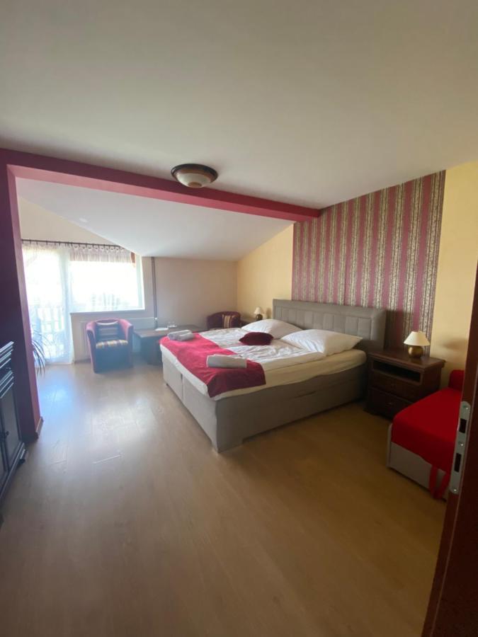 Konsky Dvor Hotel Brzotín Buitenkant foto