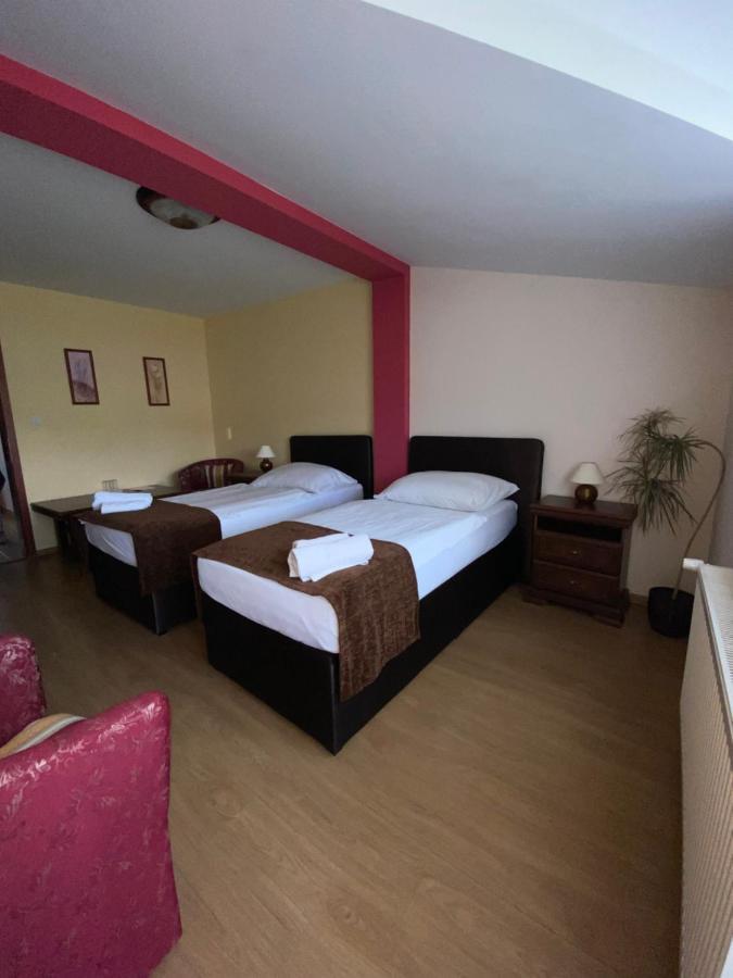 Konsky Dvor Hotel Brzotín Buitenkant foto