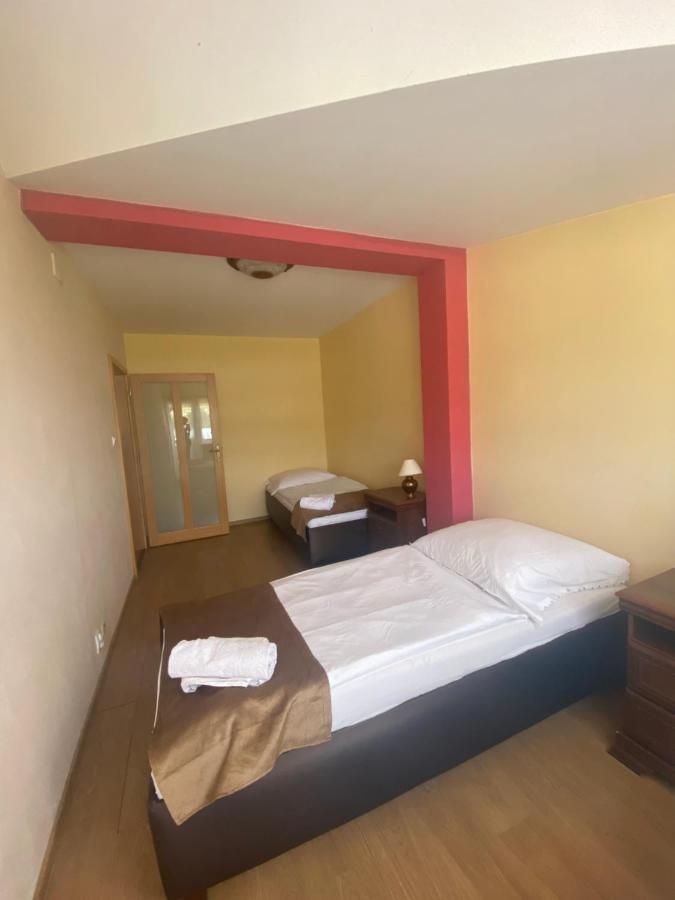 Konsky Dvor Hotel Brzotín Buitenkant foto