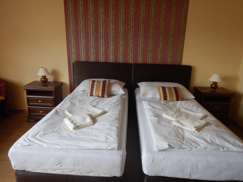 Konsky Dvor Hotel Brzotín Kamer foto
